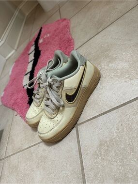 Nike Kids Low-Top Sneakers in Cream with Brown Swoosh